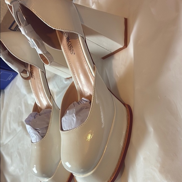 Cream Heels with Elegant Design and Versatile Style - Picture 4 of 9
